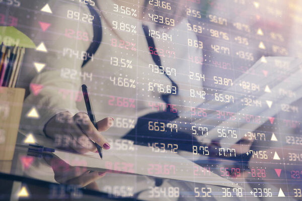 Женщина пишет информацию о фондовом рынке в блокноте. Форекс график голограммы впереди. Концепция исследования
.