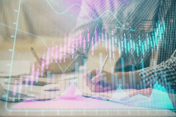 Мультиэкспозиция графика forex с человеком, работающим на компьютере в фоновом режиме. Концепция анализа рынка. — стоковое фото