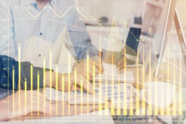 Adam arka planda ofiste bilgisayarda yazarak grafik Multi pozlama. Zor iş kavramı.