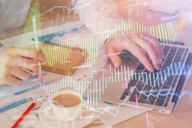 Arka planda ofiste bilgisayarda çalışan işadamı ile Forex grafiği. Sert çalışma kavramı. Çift Pozlama.