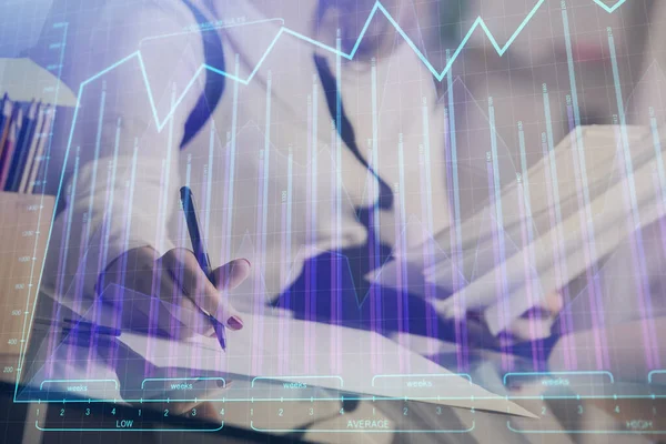Una mujer escribe información sobre el mercado de valores en bloc de notas. Hologramas gráfico de divisas en frente. Concepto de investigación . —  Fotos de Stock