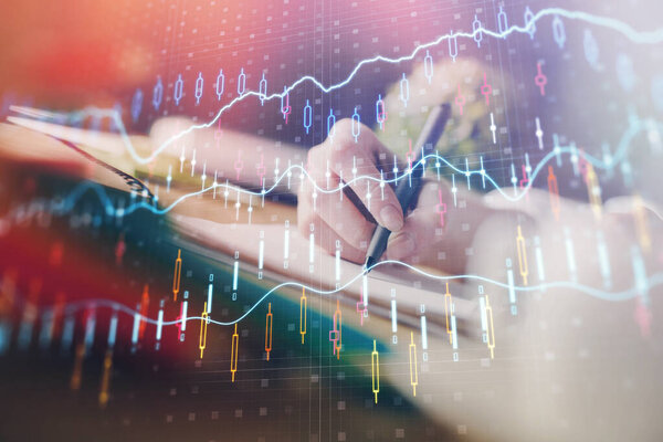 Финансовый форекс график отображается на руках, делая заметки фон. Концепция исследования. Мультиэкспозиция
