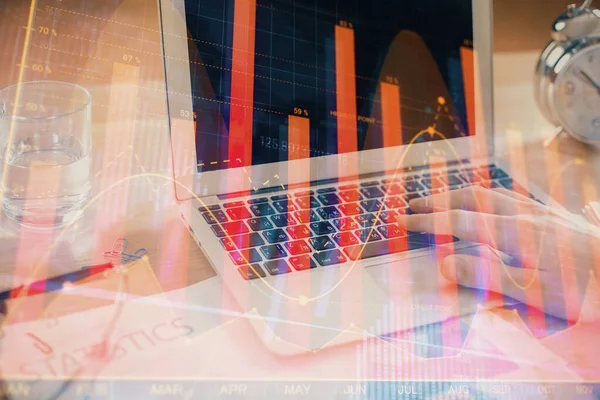 背景にコンピュータ上で作業男と市場チャートのマルチ露出。金融分析の概念. — ストック写真
