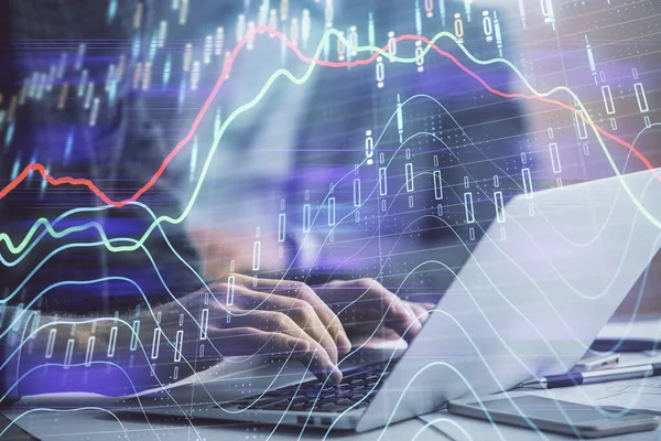 Dvojitá expozice tržního grafu s člověkem pracujícím na počítači na pozadí. Koncepce finanční analýzy. — Stock fotografie