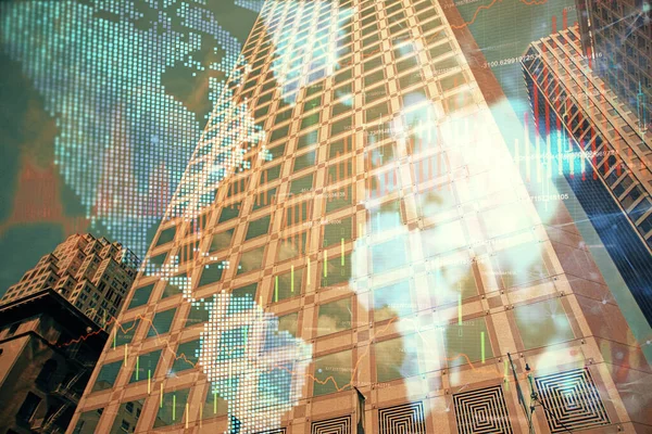 背の高い建物の背景に複数の露出を持つ都市の外国為替チャート。金融研究の概念. — ストック写真