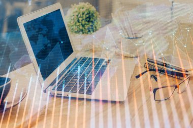 Finansal tablo çizimi ve arka planda bilgisayar olan bir tablo. Çifte maruziyet. Uluslararası pazarlar kavramı.