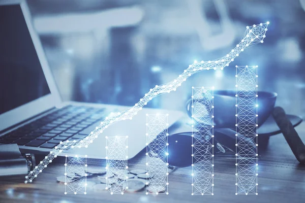 Gráfico financiero dibujo colorido y mesa con el ordenador en el fondo. Doble exposición. Concepto de mercados internacionales. — Foto de Stock
