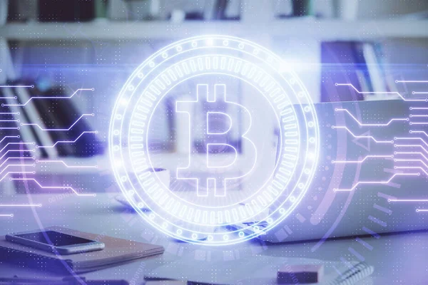 Πολλαπλή έκθεση του ολογράμματος θέμα blockchain και πίνακα με φόντο τον υπολογιστή. Έννοια του κρυπτογραφικού νομίσματος bitcoin. — Φωτογραφία Αρχείου