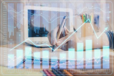 Finansal Forex çizelgeleri kadınların el notları arka plan alarak görüntülenir. Araştırma kavramı. Çift Pozlama