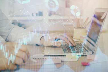 Arka planda dizüstü bilgisayar üzerinde çalışan adam ile borsa grafiği çoklu pozlama. Finansal analiz kavramı.