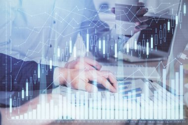 Adam arka planda ofiste bilgisayarda yazarak grafik Multi pozlama. Zor iş kavramı.