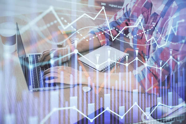 Multi esposizione del grafico del forex con l'uomo che lavora al calcolatore sullo sfondo. Concetto di analisi di mercato. — Foto Stock