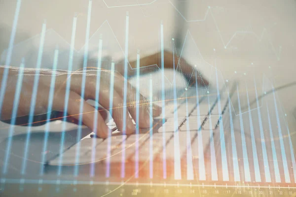 Gráfico de Forex con hombre de negocios que trabaja en la computadora en la oficina en segundo plano. Concepto de trabajador. Primer plano. Exposición múltiple . —  Fotos de Stock