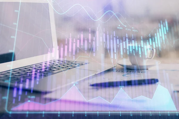 Голограмма графика Forex на столе с компьютерным фоном. Двойное воздействие. Концепция финансовых рынков. — стоковое фото