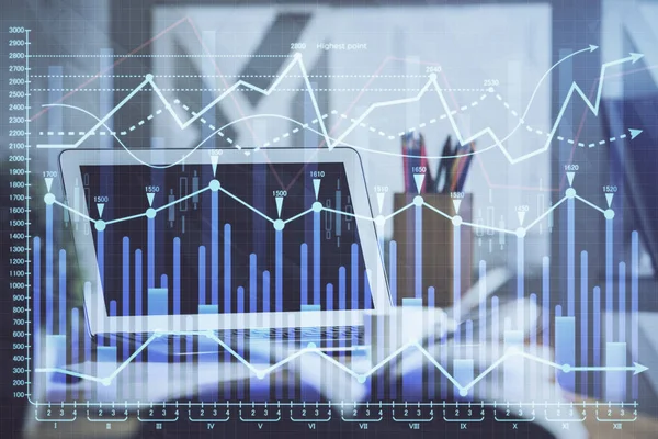 Desenho gráfico financeiro e tabela com computador em segundo plano. Dupla exposição. Conceito de mercados internacionais. — Fotografia de Stock