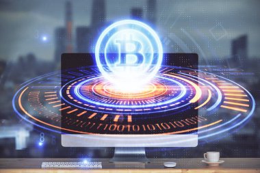 Blockchain temalı holograma ve bilgisayar arkaplanlı masaya çoklu maruz kalma. Bitcoin şifreleme para birimi kavramı.