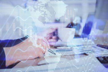 Borsa grafiği ile çift pozlama elleri.