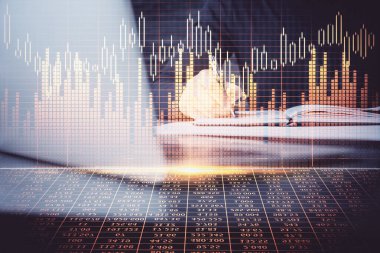 Dizüstü bilgisayar ve borsa forex grafik ile işadamı çift pozlama.