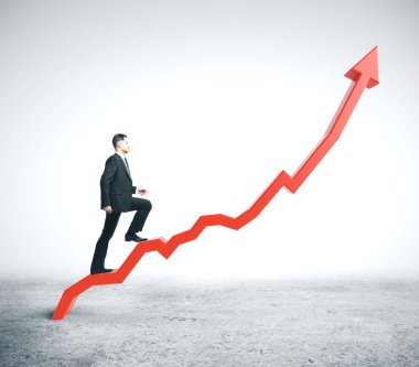 Takım elbiseli iş adamı ayağa kalkar.