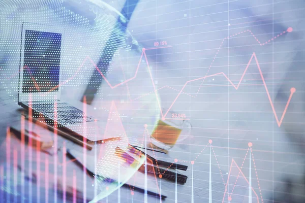 Holograma gráfico de Forex en la tabla con el fondo de la computadora. Exposición múltiple. Concepto de mercados financieros. — Foto de Stock