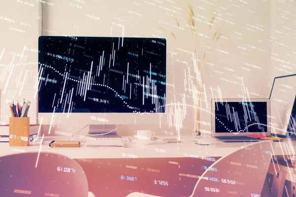 Finansmarkedets grafiske hologram og personlige datamaskiner på bakgrunn. Dobbel eksponering. Begrepet forks. – stockfoto