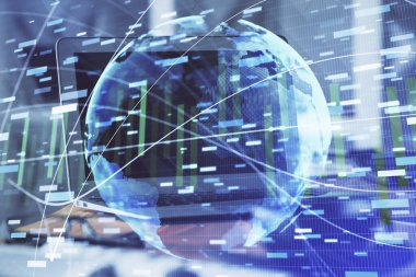 İş teması simgelerinin çoklu pozlandırılması ve bilgisayar geçmişi olan masa. Başarı kavramı.