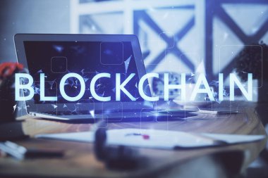 Blockchain temalı holograma ve bilgisayar arkaplanlı masaya çoklu maruz kalma. Bitcoin şifreleme para birimi kavramı.
