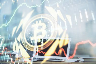 Blockchain temalı holograma ve bilgisayar arkaplanlı masaya çoklu maruz kalma. Bitcoin şifreleme para birimi kavramı.