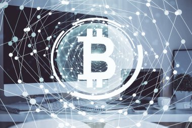 Blockchain temalı holograma ve bilgisayar arkaplanlı masaya çoklu maruz kalma. Bitcoin şifreleme para birimi kavramı.