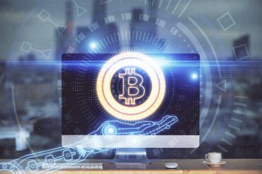 Blockchain temalı holograma ve bilgisayar arkaplanlı masaya çoklu maruz kalma. Bitcoin şifreleme para birimi kavramı.