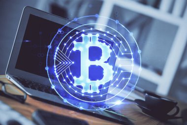 Blockchain temalı holograma ve bilgisayar arkaplanlı masaya çoklu maruz kalma. Bitcoin şifreleme para birimi kavramı.