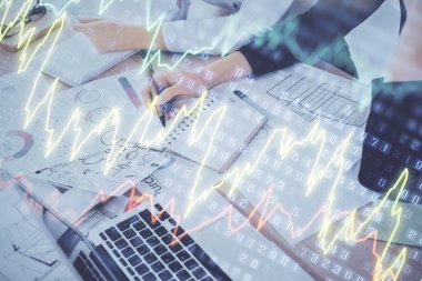 Bir kadın eller Not defteri hisse senedi piyasası hakkında bilgi yazma. Ön Forex grafik hologramlar. Araştırma kavramı. Çift Pozlama