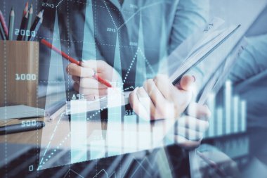 Bir kadın eller Not defteri hisse senedi piyasası hakkında bilgi yazma. Ön Forex grafik hologramlar. Araştırma kavramı. Çoklu pozlama