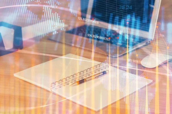 Forx çizelgesine ve bilgisayarla çalışma alanına çoklu maruz kalma. Uluslararası çevrimiçi ticaret kavramı.