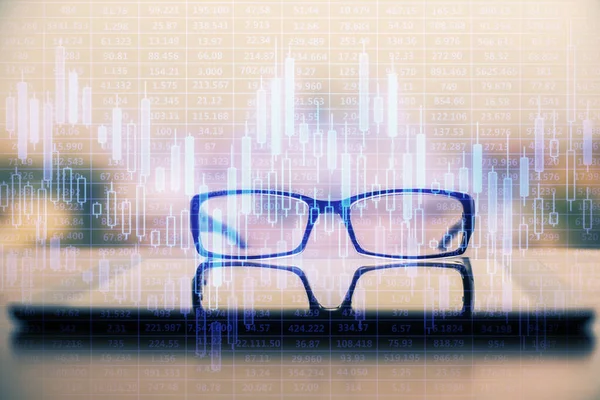 Finanční hologram s brýlemi na pozadí stolu. Pojem byznys. Dvojitá expozice. — Stock fotografie