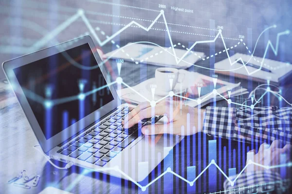 Doppelbelichtung des Devisendiagramms mit einem Mann, der am Computer im Hintergrund arbeitet. Konzept der Marktanalyse. — Stockfoto