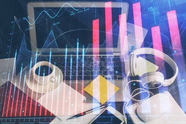 Finansal grafik renkli çizimler ve arka planda bilgisayar olan tablolar. Çifte maruziyet. Uluslararası pazarlar kavramı.