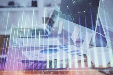 Arka planda eski pazar grafik hologramı ve kişisel bilgisayar var. Çoklu maruz kalma. Yatırım kavramı.