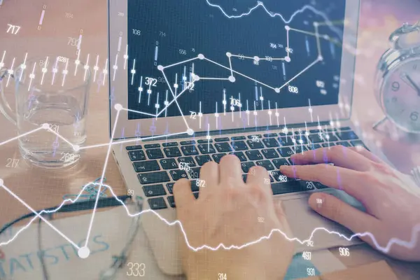 Mehrfachbelichtung des Marktdiagramms mit einem Mann, der am Computer im Hintergrund arbeitet. Konzept der Finanzanalyse. — Stockfoto