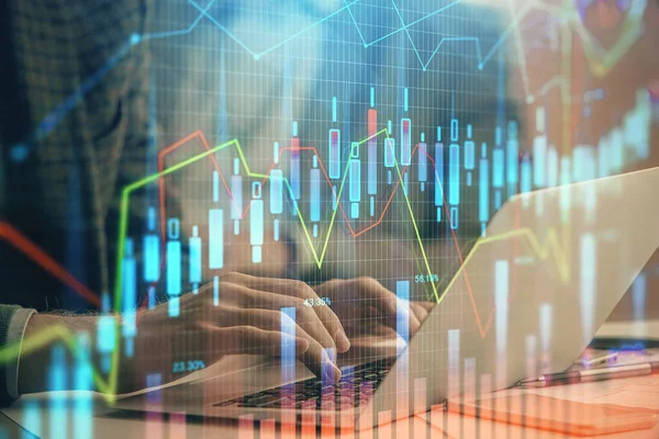 Doppia esposizione del grafico del mercato azionario con l'uomo che lavora su computer in background. Concetto di analisi finanziaria. — Foto Stock