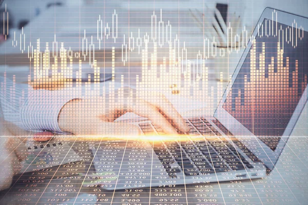 Multi esposizione del grafico del mercato azionario con l'uomo che lavora su laptop in background. Concetto di analisi finanziaria . — Foto Stock