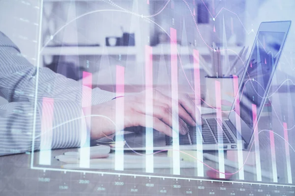 Doble exposición del gráfico del mercado de valores con el hombre trabajando en el ordenador portátil en el fondo. Concepto de análisis financiero . —  Fotos de Stock