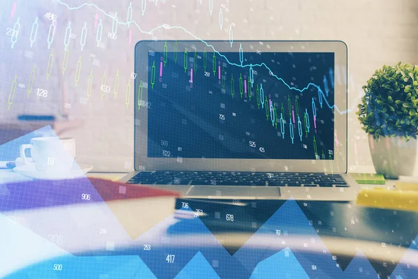 Doppelbelichtung von Forex-Diagramm und Arbeitsbereich mit Computer. Konzept des internationalen Online-Handels. — Stockfoto