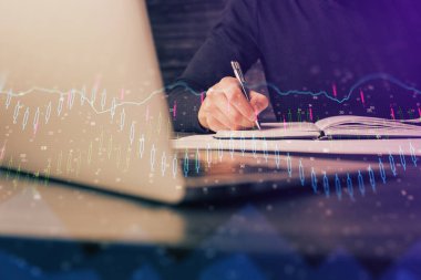 Dizüstü bilgisayar ve borsa forex grafik ile işadamı çift pozlama.