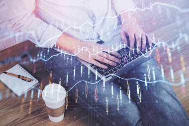 Dizüstü bilgisayar ve borsa forex grafik ile işadamı çift pozlama.