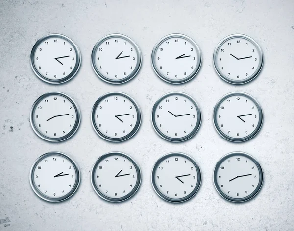 Много настенных часов, показывающих время — стоковое фото