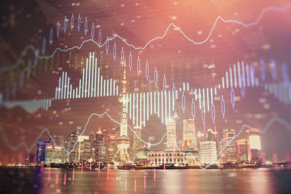 Grafico finanziario su paesaggio urbano notturno con edifici alti sfondo multi esposizione. Concetto di analisi . — Foto Stock