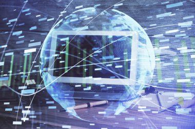 İş teması simgelerinin çoklu pozlandırılması ve bilgisayar geçmişi olan masa. Başarı kavramı.