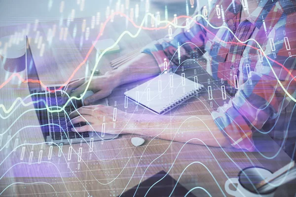Multi-Exposition von Forex-Graphen mit einem Mann, der am Computer im Hintergrund arbeitet. Konzept der Marktanalyse. — Stockfoto