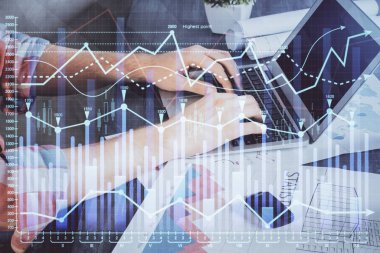 Arka planda ofiste bilgisayarda işadamı yazarak stok grafik çift pozlama. Zor iş kavramı.